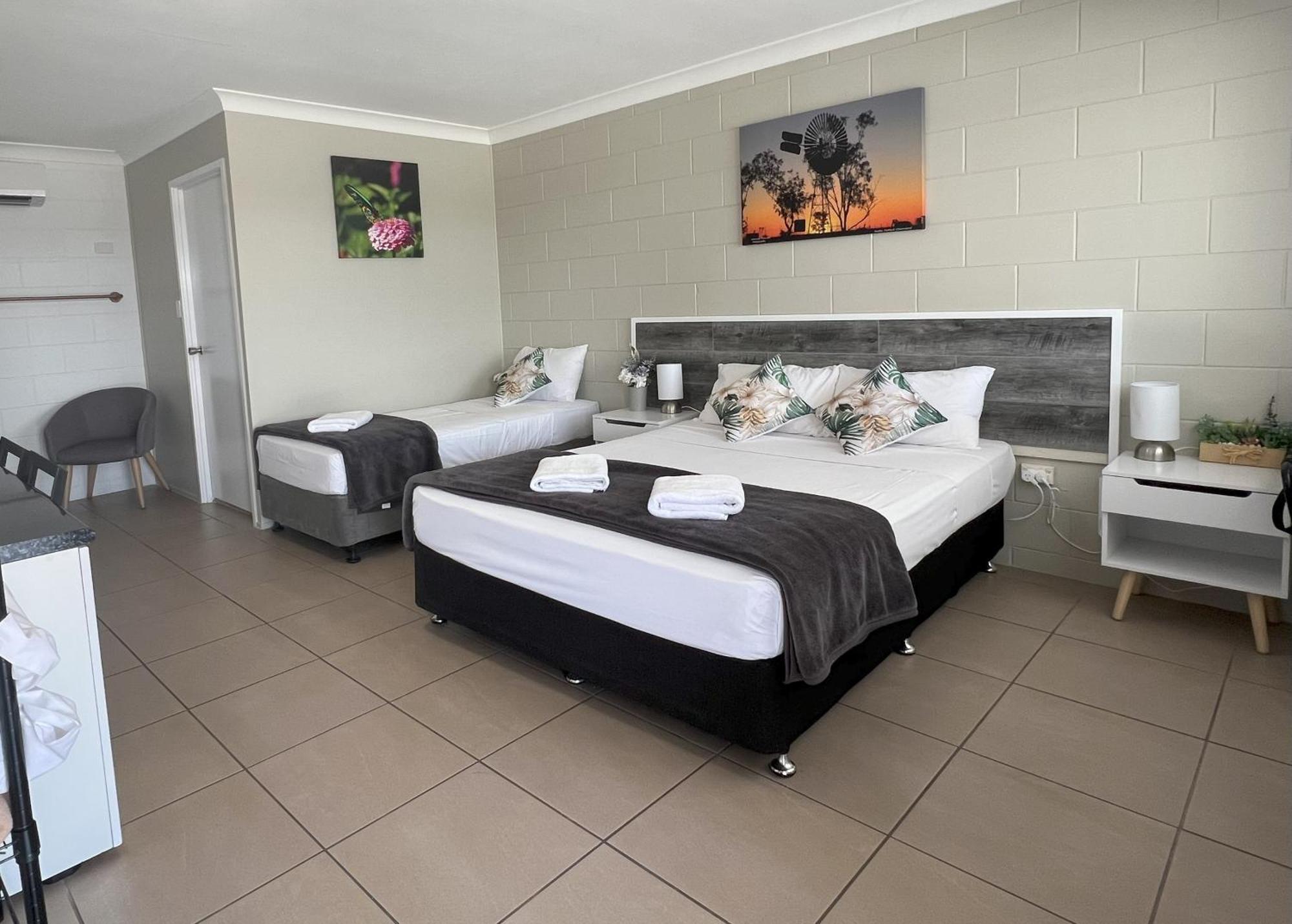 טאונסביל Spanish Lace Motor Inn מראה חיצוני תמונה
